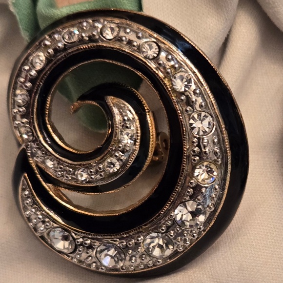 ✨ Large Crystal and Enamel Butler & Wilson-inspired clip-on earrings ✨ - Picture 1 of 4